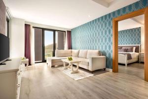 sala de estar con sofá y mesa en Ramada By Wyndham Giresun Piraziz, en Piraziz