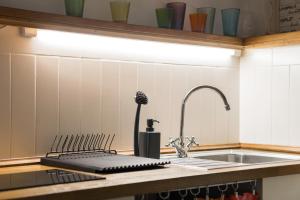 Una cocina o cocineta en Cozy loft Orsini Palace 14 fotos más