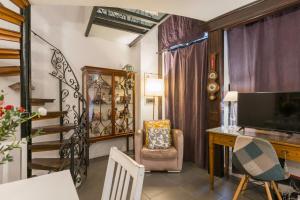 Un lugar para sentarse en Cozy loft Orsini Palace