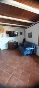 ein Wohnzimmer mit einem Sofa und einem Flachbild-TV in der Unterkunft Monolocale Mimosa in Pisciotta