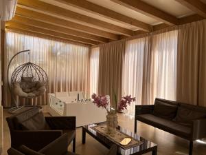 - un salon avec un canapé et une table dans l'établissement Giafra Luxury Rooms, à Agrigente