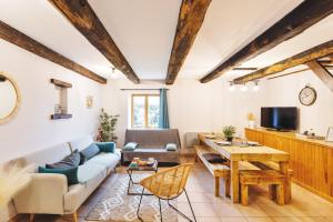 a living room with a couch and a table at Les Petits Matelots - Maison proche plage in Saint-Coulomb