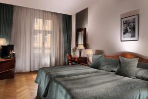 une chambre d'hôtel avec un lit et une fenêtre dans l'établissement Hotel Ariston Prague, à Prague
