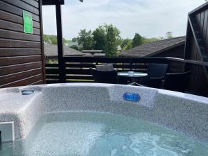 Fotografie z fotogalerie ubytování Birch Lodge 17 with Hot Tub v destinaci Newton Stewart