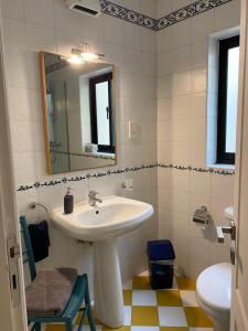 La salle de bains est pourvue d'un lavabo, d'un miroir et de toilettes. dans l'établissement Home Sweet Home, à San Ġiljan