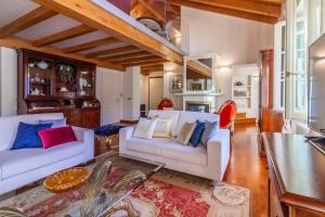 una sala de estar con 2 sofás blancos y una mesa. en Aglaia Luxury Lake View by Wonderful Italy, en Abbadia Lariana