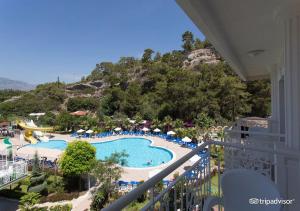 un balcone di un resort con piscina di MIRAMOR HOTEL & Spa - ULTRA ALL INCLUSIVE a Antalya (Adalia)