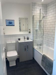 大艾顿The Old Dairy的浴室配有卫生间、盥洗盆和淋浴。