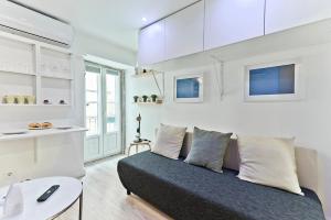 Sala de estar con cama y mesa en BmyGuest - Fado Central Studio, en Lisboa