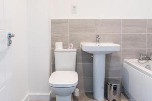 Oakley Place - Room B Deluxe Double Room في بريستول: حمام مع مرحاض ومغسلة