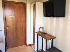 Televízia a/alebo spoločenská miestnosť v ubytovaní Apartamento Amposta
