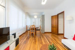 Televízia a/alebo spoločenská miestnosť v ubytovaní Ybarra apartment by People Rentals