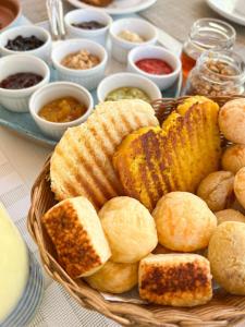 una cesta de maíz y otros alimentos en una mesa en Pousada Villa Serena en Caraíva