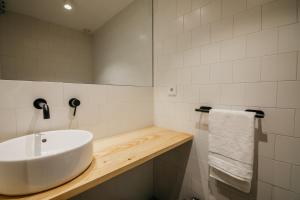 Un baño de tuGuest Obispo Apartment