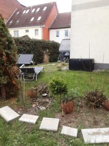 een tuin met een tafel en een bank in een tuin bij Zimmer Anna in Parchim