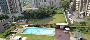 uma vista superior de uma piscina numa cidade em myStay Sandton em Joanesburgo