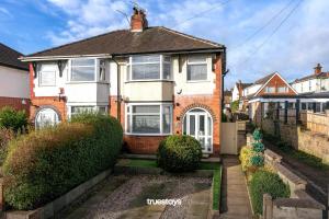 Etruria的住宿－Haydon House by Truestays - NEW 4 Bedroom House in Stoke-on-Trent，前面有花园的砖房