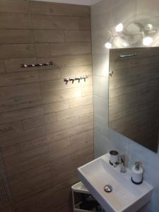 bagno con lavandino e specchio di Dassia Green Apartments a Dassia