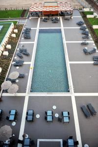 an overhead view of a pool with chairs and tables at Vila Gale Coimbra in Coimbra