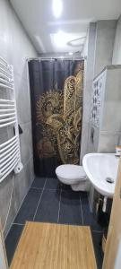 een badkamer met een douche, een toilet en een wastafel bij LA FENSCH GIRALDA Luxembourg in Knutange
