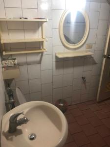 a bathroom with a sink and a mirror at Ji Xiang in Xiaoliuqiu