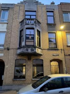 - un bâtiment avec un balcon sur le côté dans l'établissement Huis Agnes, à Ostende