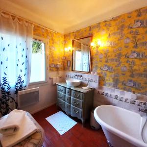 a bathroom with a tub and a sink and a bath tub at Hote-Aix-Centre-garage-piscine in Aix-en-Provence