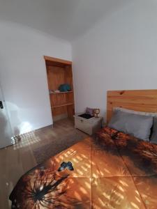 a bedroom with a bed with a wooden head board at Casa Terra Cota - Seixal in Amora