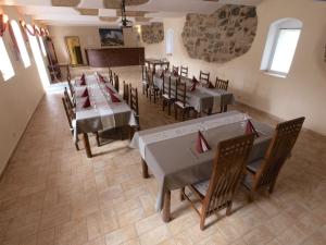 Reštaurácia alebo iné gastronomické zariadenie v ubytovaní Hotel Pod Kokšínem