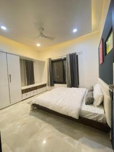1 dormitorio con 1 cama grande en una habitación en Book Rooms & Villa- Bairagarh Living Farm Stay, en Shivpurī