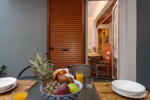 una mesa con un bol de fruta encima en Metropolis Apartment, en Zakynthos