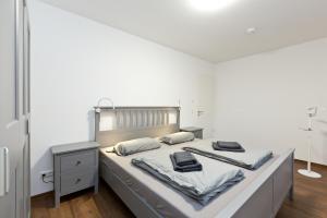 1 dormitorio con 1 cama grande y paredes blancas en Am Hafen1, en Röbel