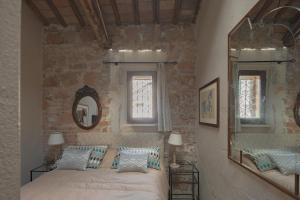 ローマにあるベッド アンド ブレックファスト サンマルティンのベッドルーム(ベッド1台、鏡付)