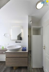 un baño con lavabo y espejo en Villa Nautilus Wohnung Marilena, en Wangerooge