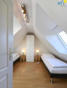 Habitación en el ático con 2 camas y 2 lámparas en Villa Nautilus Wohnung Marilena, en Wangerooge