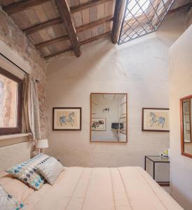 ローマにあるベッド アンド ブレックファスト サンマルティンのベッドルーム(ベッド1台、窓付)