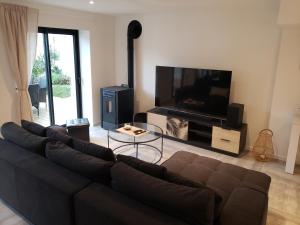 TV a/nebo společenská místnost v ubytování LA BULLE D'AIR, au cœur de Fouesnant et à 5 minutes des plages