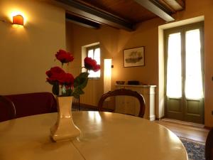 ルッカにあるLa Celataのテーブルに座る赤いバラの花瓶