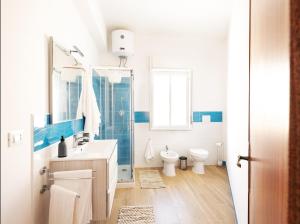 a white bathroom with a sink and a toilet at da subito libera Dune Dorate,Tramonti Infiniti la tua oasi di pace in Dune ! Aprile al Mare in Appartamento con vista panoramica e WiFi Casa Vacanza Vista Mare in Sicilia Relax e Tramonti Unici in Alcamo Marina +22 photos