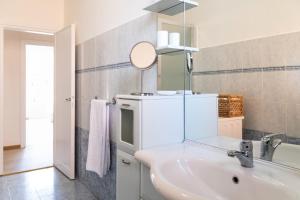 A bathroom at Accomodo MIT12 Trivano Linate Még 37 kép