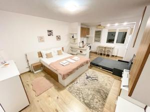 een kleine slaapkamer met een bed en een keuken bij National Arena Studio 2 in Boekarest