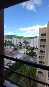 desde el balcón de un edificio con vistas a la ciudad en Azucena Apart II en Salta