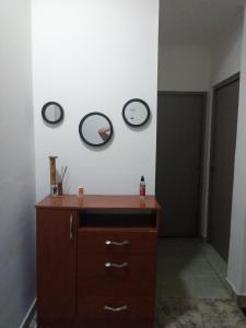 Zimmer mit einer Kommode und zwei Spiegeln an der Wand in der Unterkunft LOURDES in Yerba Buena