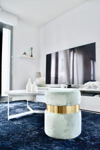 uma sala de estar com um sofá e uma mesa em 5-Min Paris, Lovely Eco Brand-New Sun-Bathed Apt ! em Aubervilliers