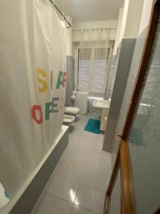 uma casa de banho com 3 WC, um lavatório e uma casa de banho em Love Loft casa vacanza lecco em Lecco