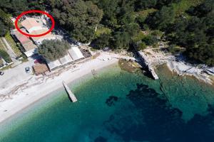 una vista aerea di una spiaggia con una casa rossa di Villa Nikolakis Kerasia, on the beach a (( Kerasá ))