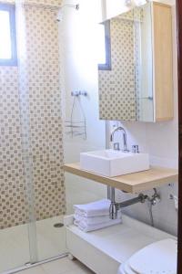 y baño con lavabo y ducha. en Apt no Alto de Pinheiros, en São Paulo