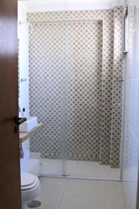 y baño con ducha, lavabo y aseo. en Apt no Alto de Pinheiros, en São Paulo