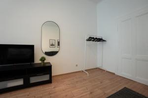 Televízia a/alebo spoločenská miestnosť v ubytovaní Lovely 1-bedroom apartment next to Praterstern