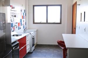 cocina con fregadero y ventana en Apt no Alto de Pinheiros, en São Paulo